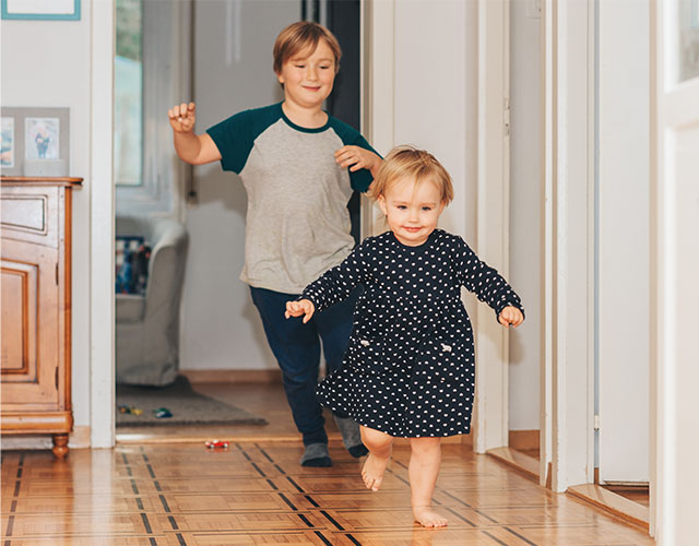 歩くなどの動作によって生じる「ドスン」「ガタン」と大きく下の階に伝わる鈍くて低い音を低減