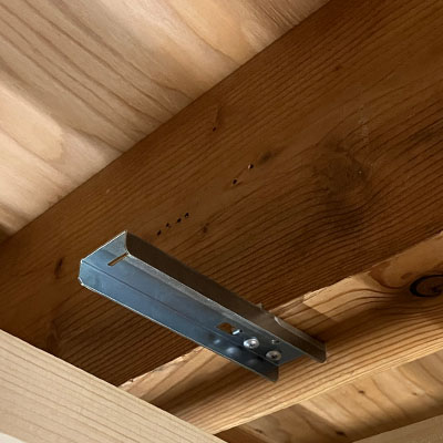 床梁に金具の台座を取り付ける