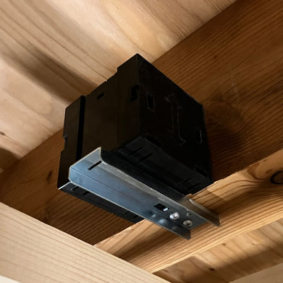 台座の上に製品を設置する