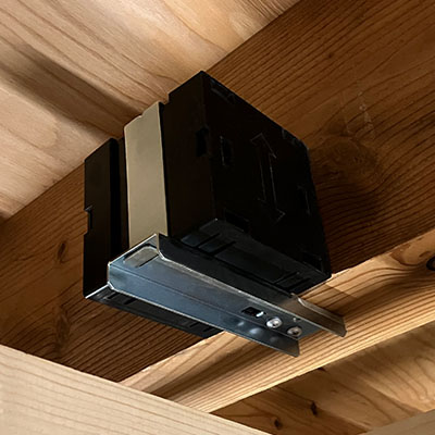 留め金具で床梁に固定する