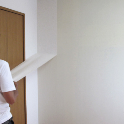 既存壁の壁紙を剥がします