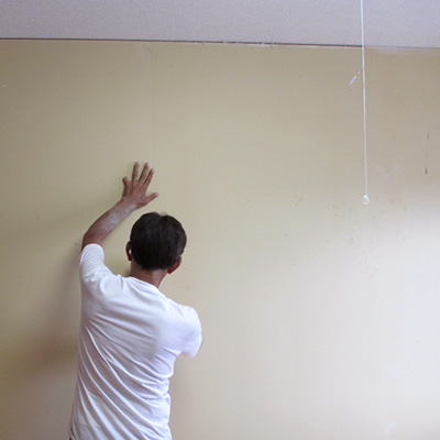 ゼトロを貼った増し張りボードを既存壁に張り合わせ留め付けて完成