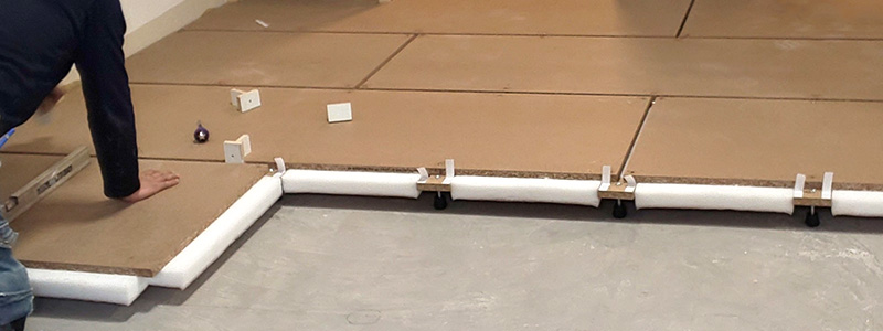 現場施工に立会い､職人さんの意見を伺いながら施工性について確認