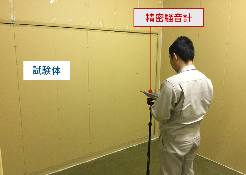 自社試験室 精密騒音計